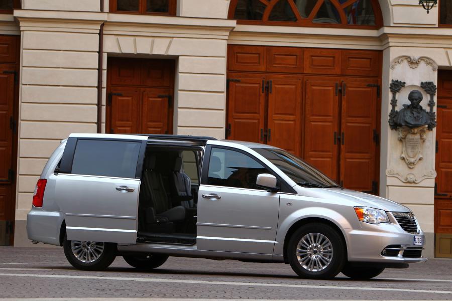  Lancia Voyager 2011 года  (фото 20 из 66)